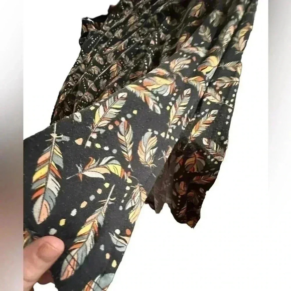 Lularoe size medium perfect tee swing top‎ with feathers! VGUC. - Picture 4 of 5